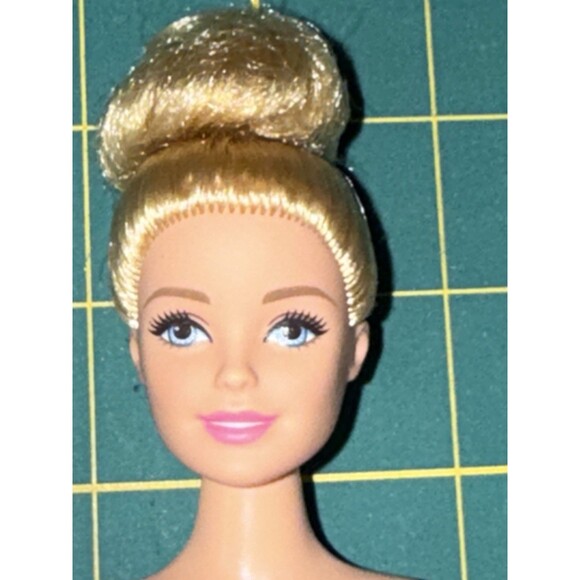 2015 Curvy Barbie Doll  Blonde Plus Size Bun Nude - Picture 1 of 11